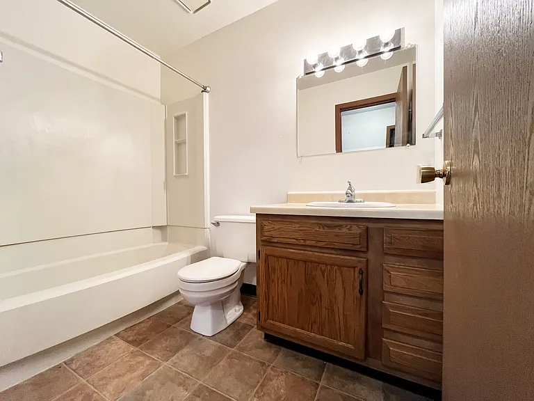 1604 Roe Crest Dr #8 — Photo 22