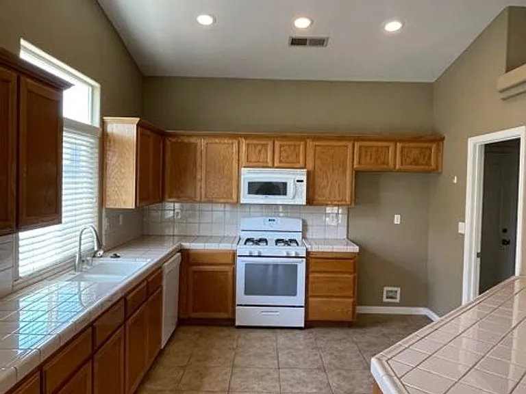 236 S Argyle Pl — Photo 8
