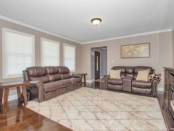 4th image of 10 Greenway Dr