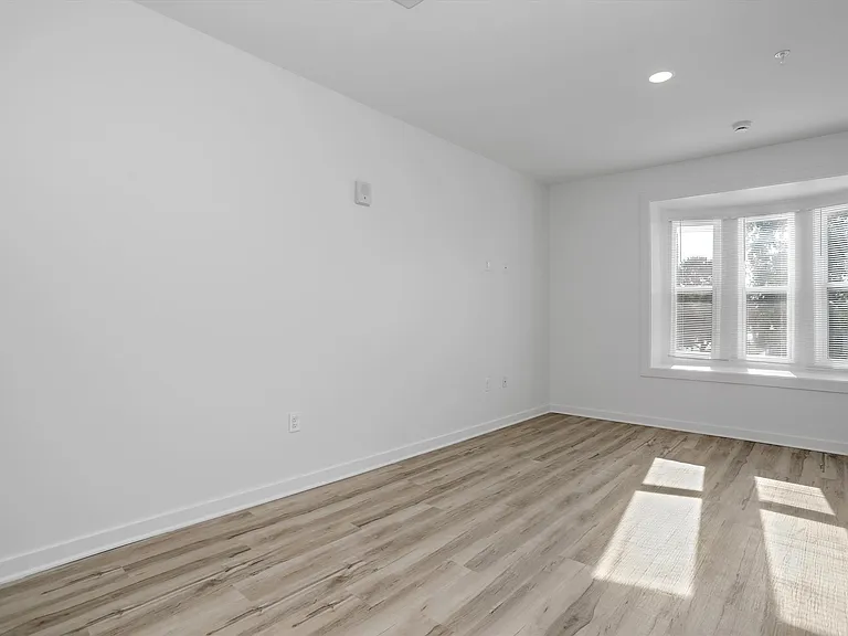 799 E Grand Blvd #8 — Photo 3