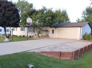 360 Camelot Pl, Robins, IA 52328