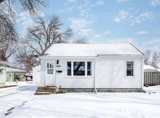 1005 S 17th St, Grand Forks, ND 58201