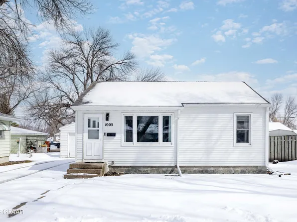 1005 S 17th St, Grand Forks, ND 58201