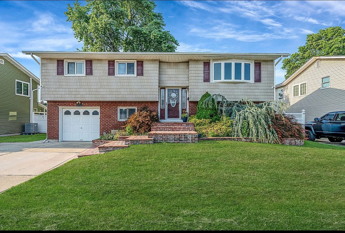 207 N Elm St — Photo 1
