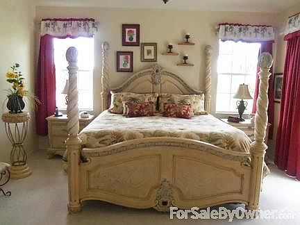 Master Bedroomh overlooking lake