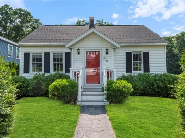 203 Wentworth Ave, Lowell, MA 01852