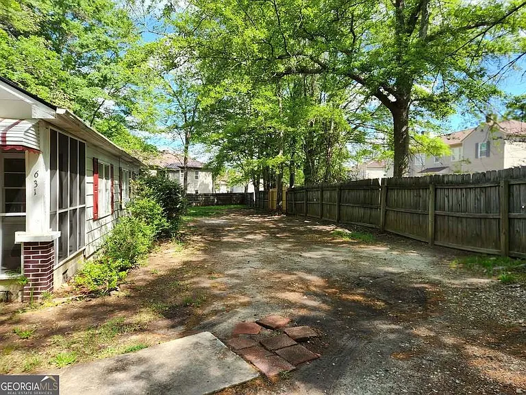 631 Davis Ave — Photo 6
