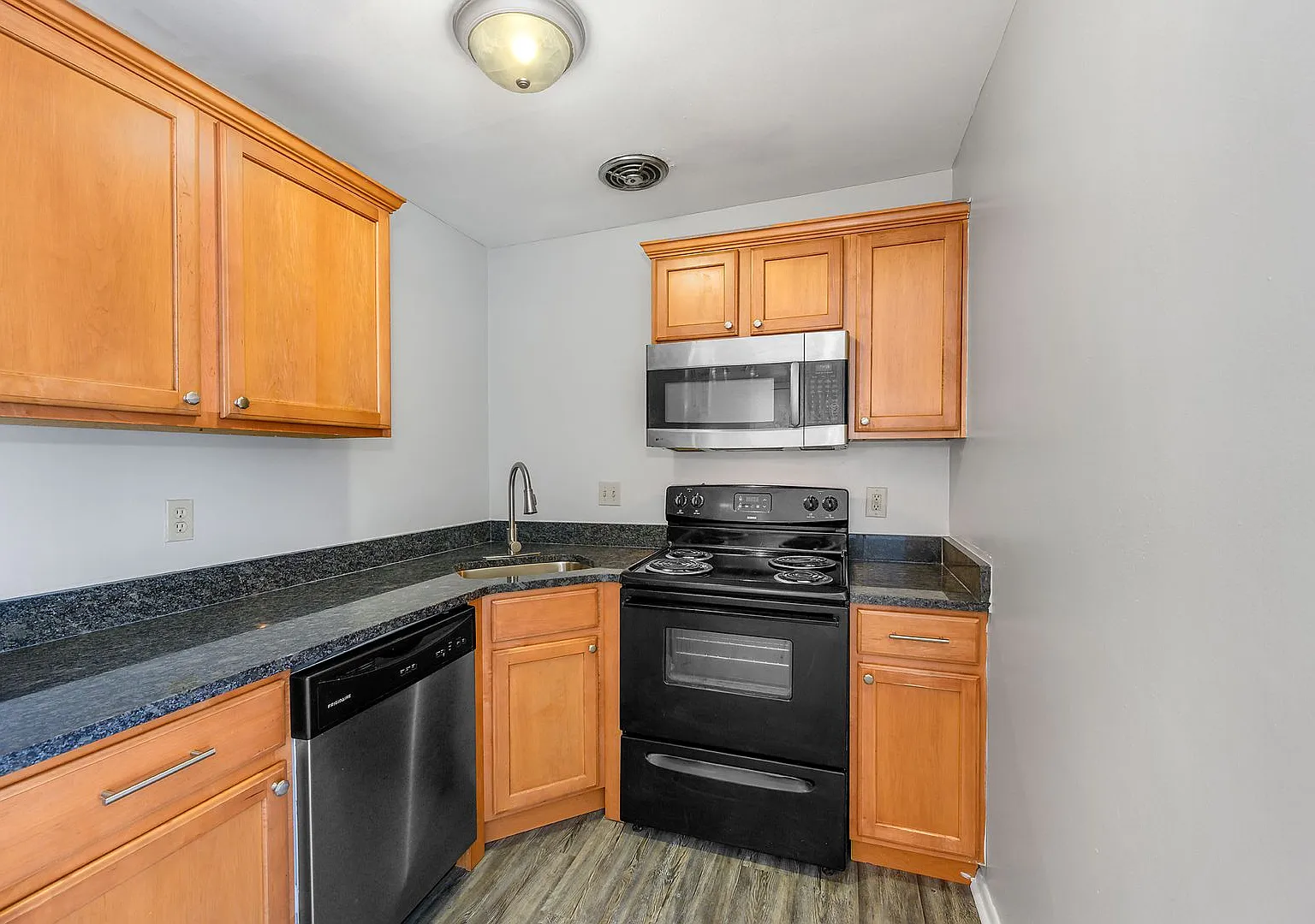 2 bed, 1.0 bath, $1,249 — Photo 2