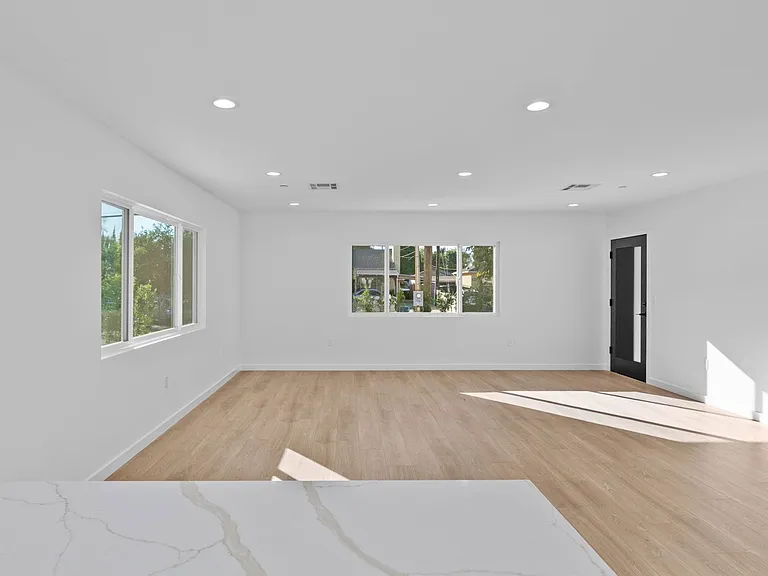 6842 Cedros Ave — Photo 13
