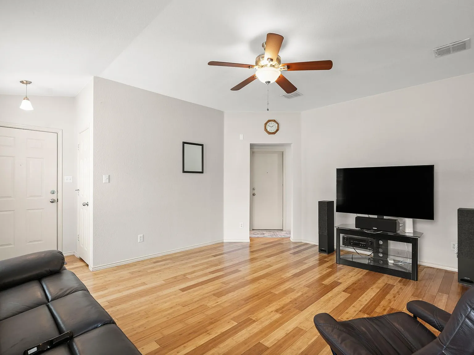3 bed, 2.0 bath, 1415 sqft, $1,950 — Photo 3