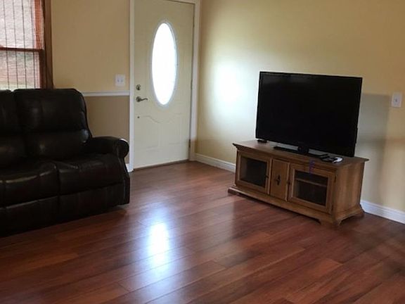 3rd image of 924 Woodcrest Ct