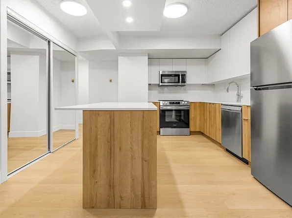 The David Thompson, 9717 111th St NW, Edmonton, AB T5K 2M6