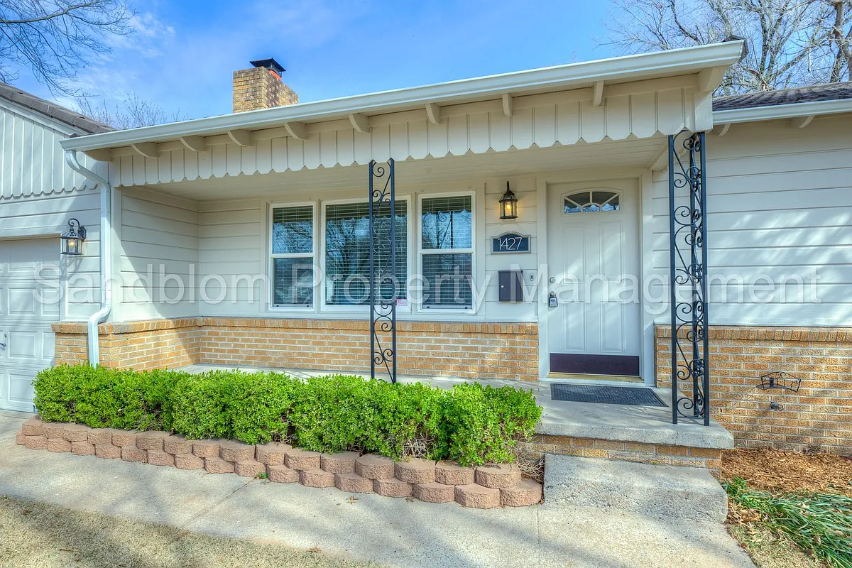 Building Photo - 1427 E 53rd St S