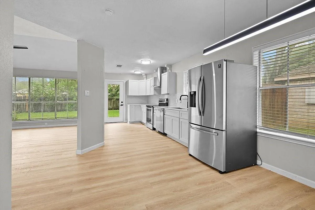 3 bed, 2.0 bath, 1289 sqft, $2,000 — Photo 3
