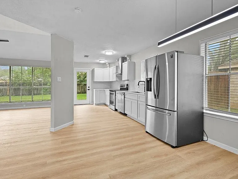 2601 Village Circle Dr — Photo 3