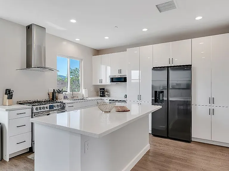 940 Warwick Ave — Photo 4