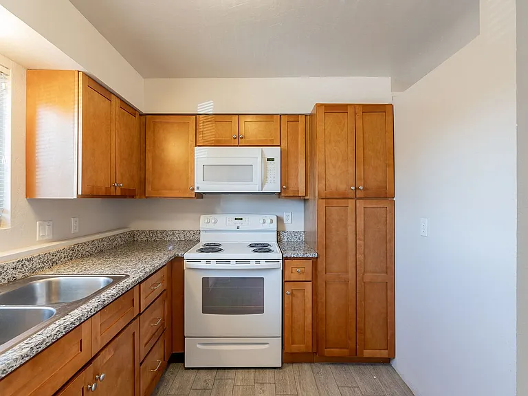 630-650 E. Elm St. ( 630, 632, 634, 636, 638, 640, 642, 644, 646 648, 650 ) — Photo 9