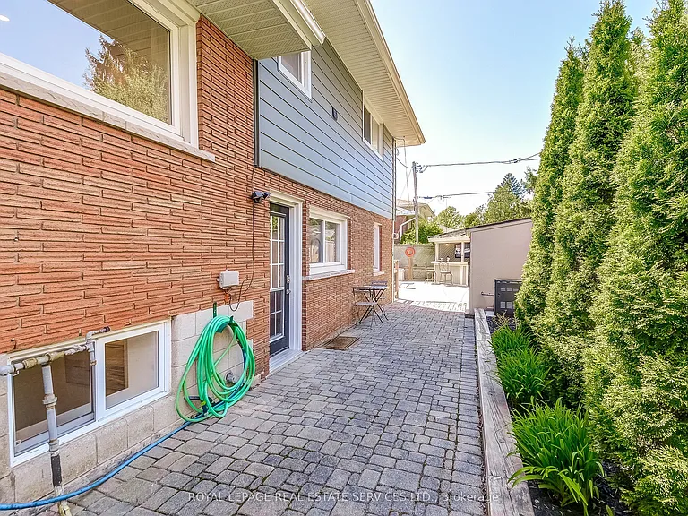 351 Strathcona Dr #MAIN — Photo 31