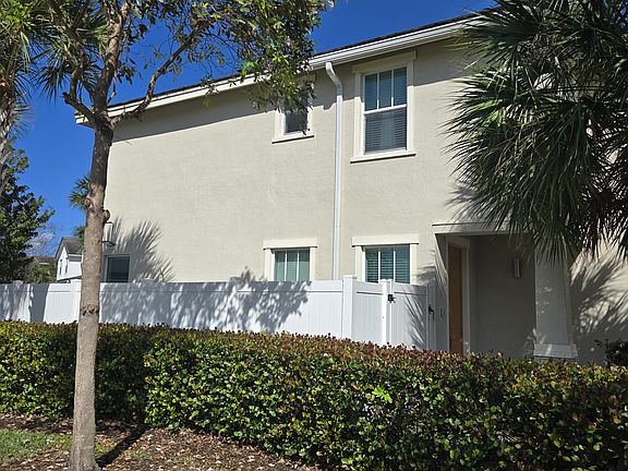 3rd image of 1067 Rio Ct