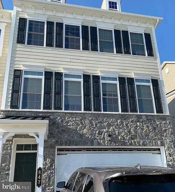 847 Stonecliffe Rd