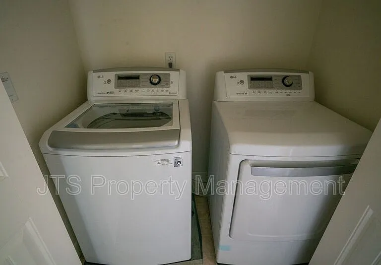 1349 Piper Pl — Photo 32