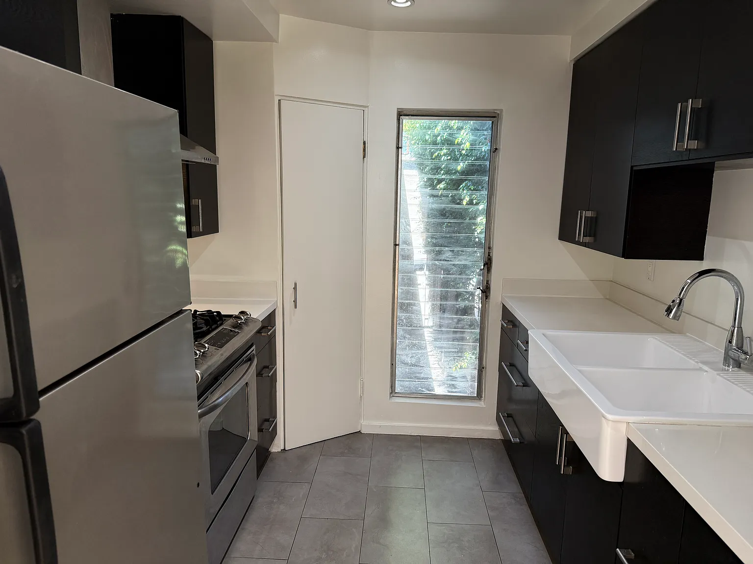 546 N Flores Street — Photo 3
