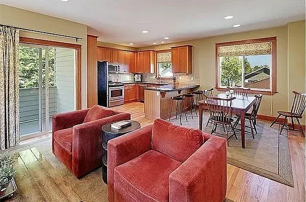 4 bed, 3010 sqft, $5,950 — Photo 2
