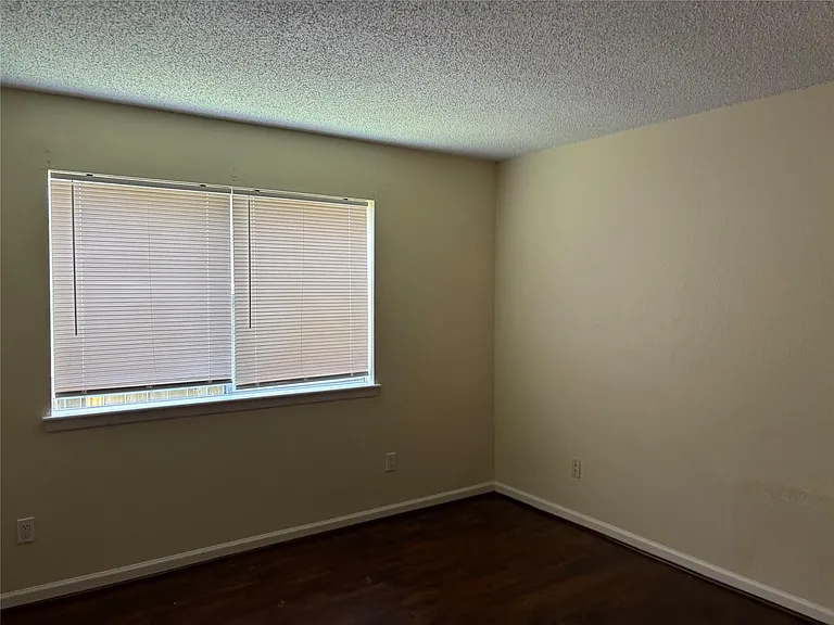 11427 Mulholland Dr — Photo 30