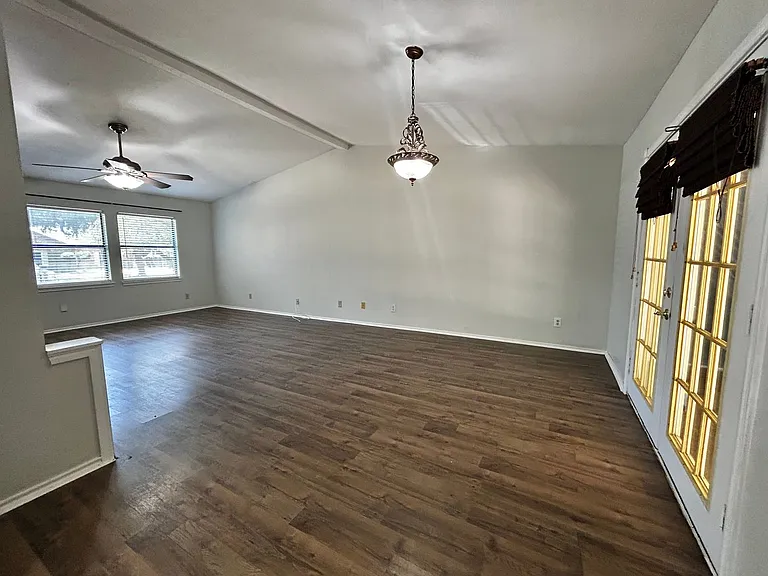 4205 Greencrest Dr — Photo 7