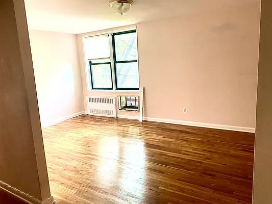 Rented by Chana Ofek, LREB | media 3