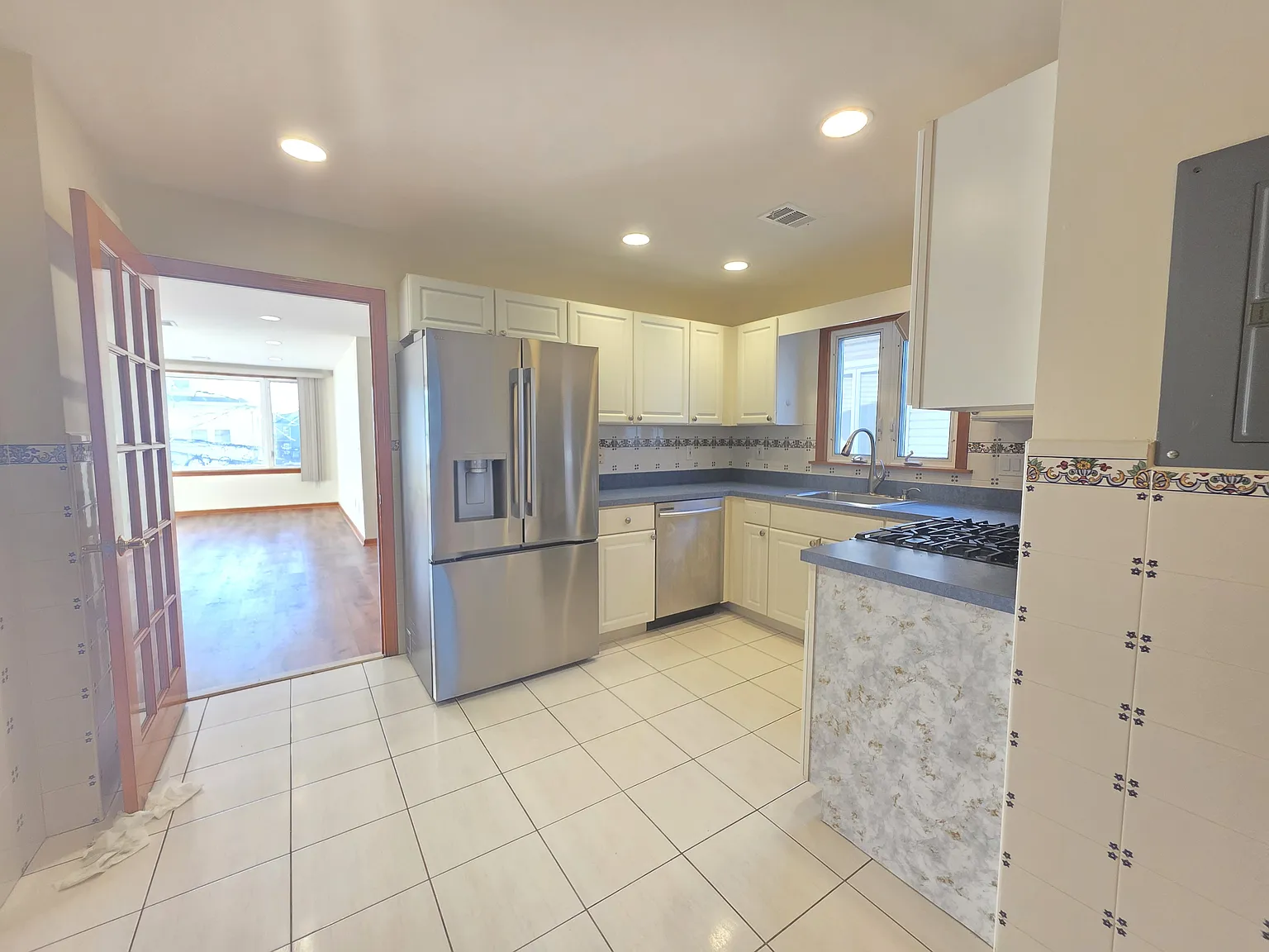 3 bed, $2,400 — Photo 3
