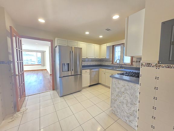3rd image of 945 Meredith Ave Floor 2