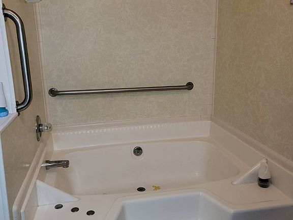 5th image of 816 Fountainview Lake Dr