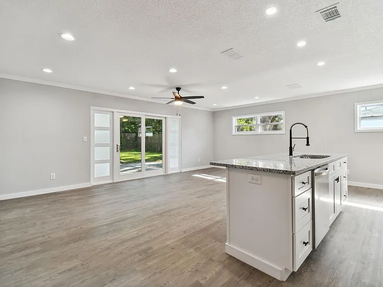 535 W Palmeden Dr — Photo 9