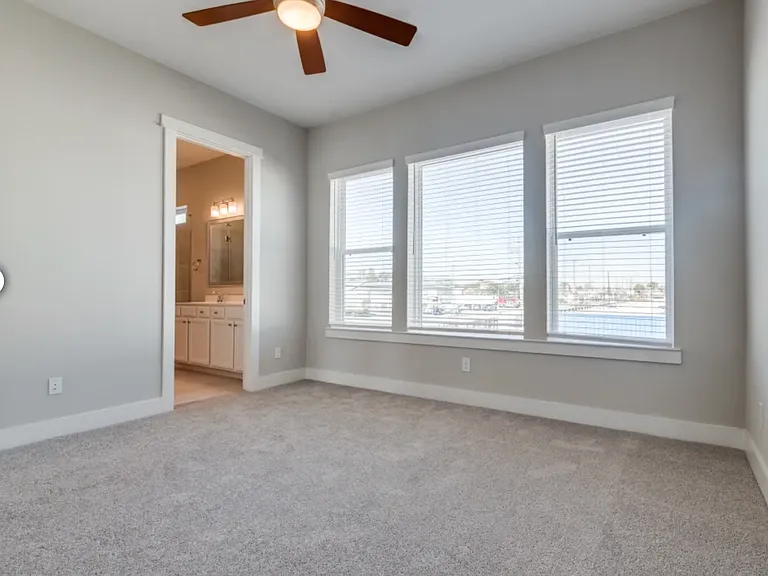 617 Hawthorn Grove Ln — Photo 2