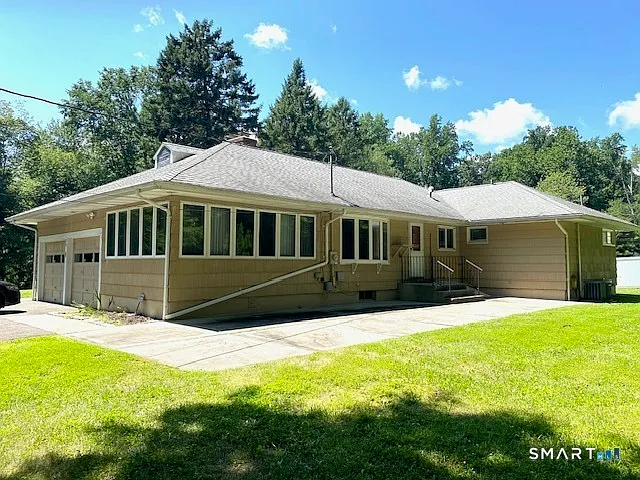 17 Pond Ln — Photo 2