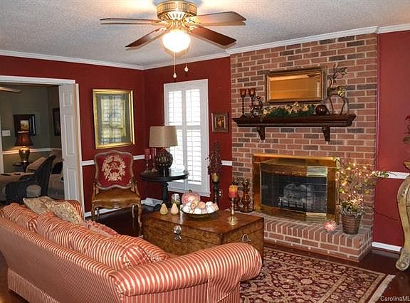 2nd image of 718 Knollwood Ct
