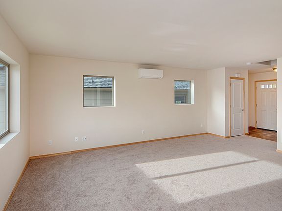 5th image of 412 NE Hazelberry Ct