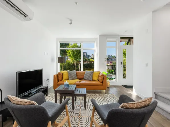 561 W 29th Ave, Vancouver, BC V5Z 0G5