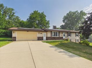 1114 W Lynwood Ct, Freeport, IL 61032