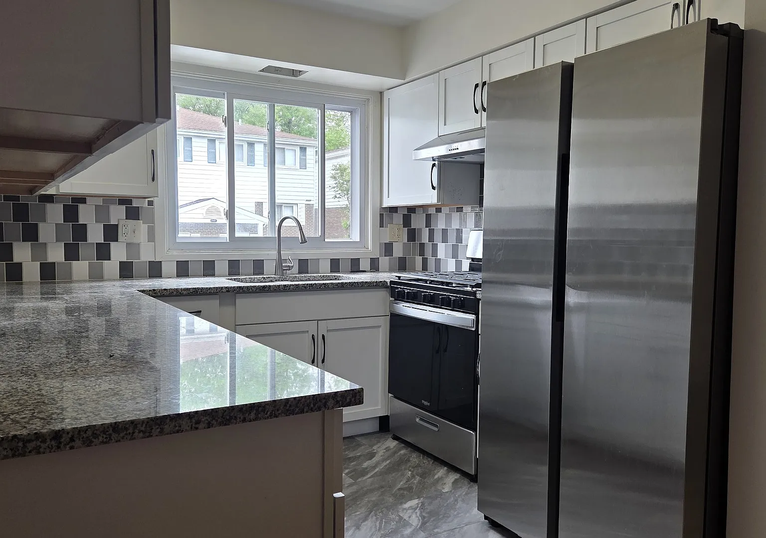 3 bed, 1026 sqft, $2,600 — Photo 4