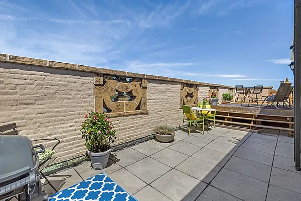 Sold by Compass | media 18