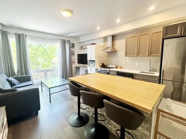 22 Perkins St #204, Ottawa, ON K1R 7G5