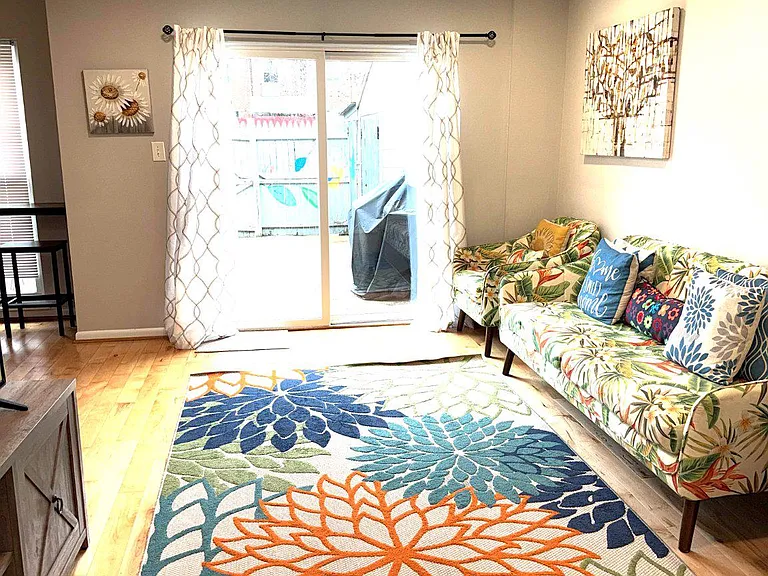 226 S Stevenson Sq — Photo 3