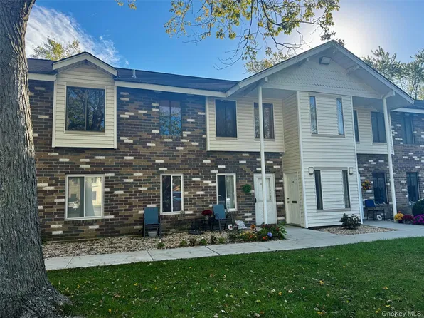 8 Denver Court #8D, Coram, NY 11727