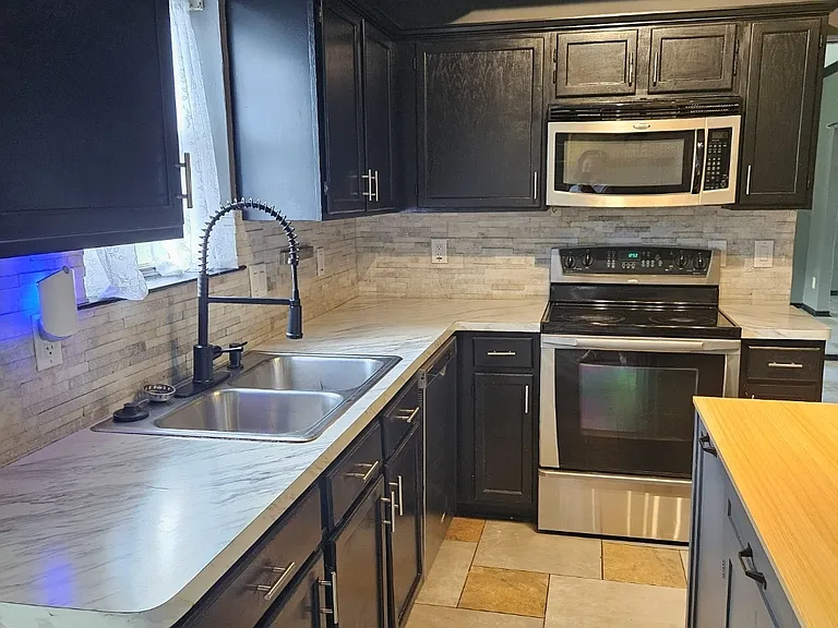 1929 Lakeview Cir — Photo 5