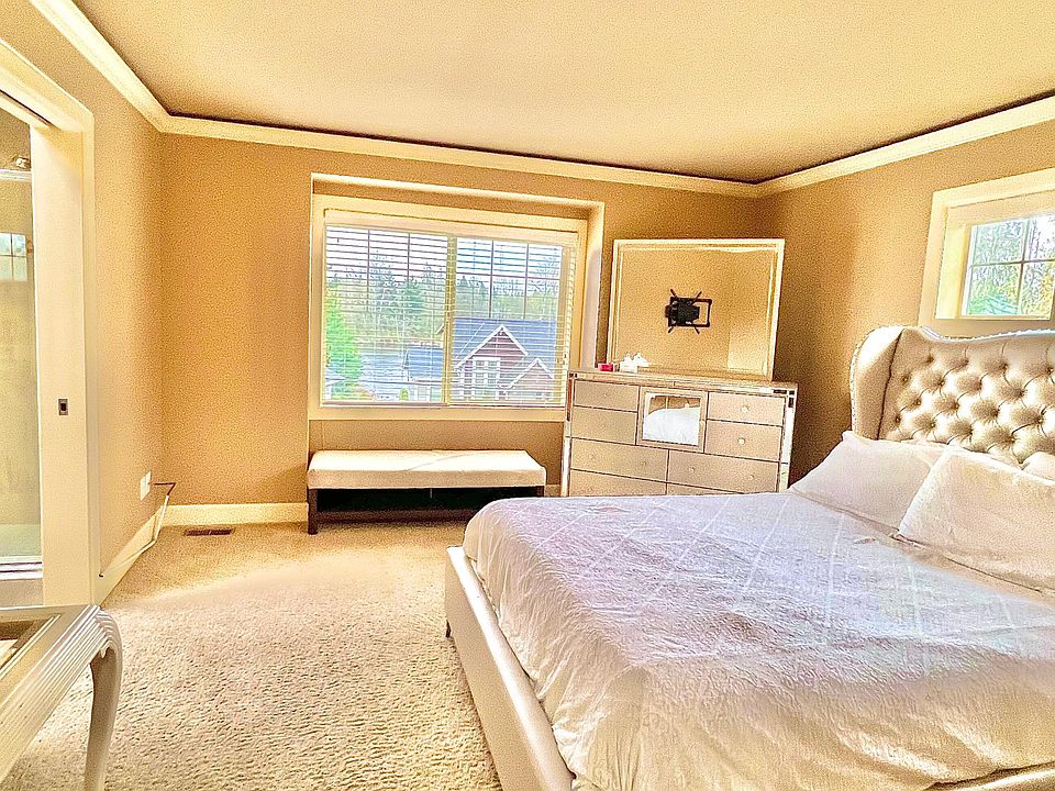 Master bedroom with lake view
