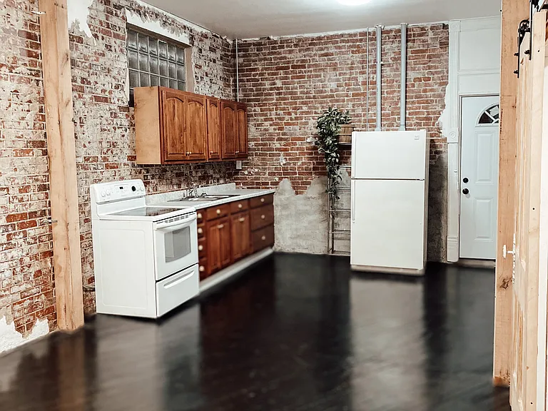 208 W Main St #G — Photo 1