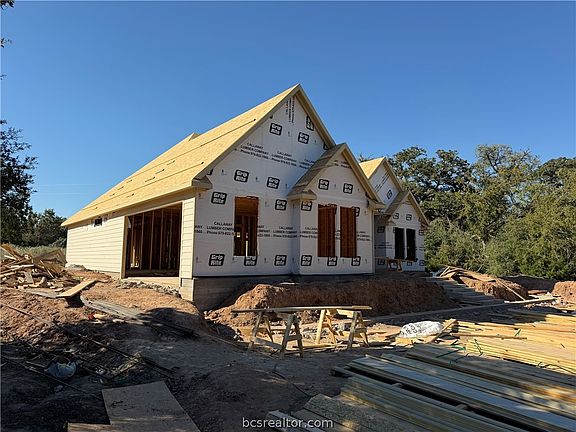 3rd image of 720 Maris Ln