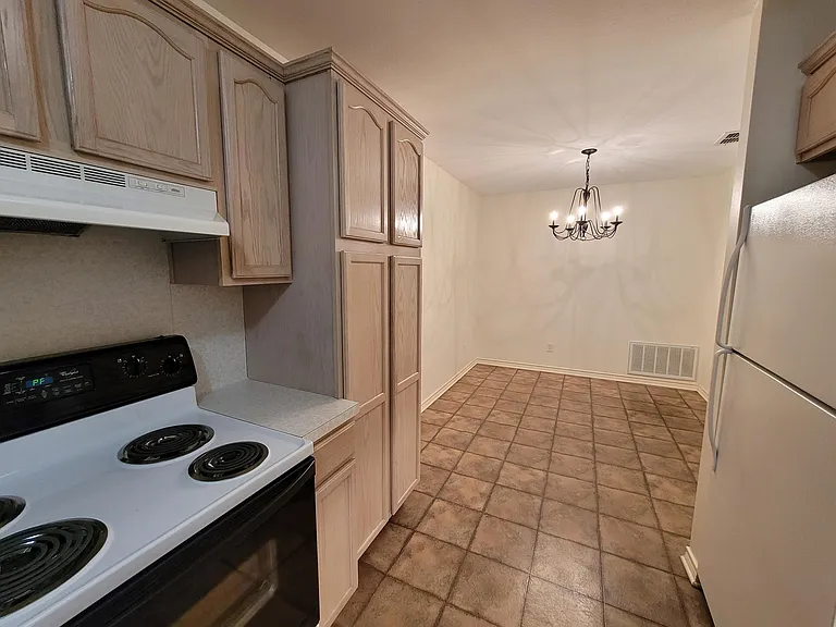 640 Canada St — Photo 11